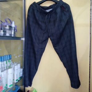 ini adalah Celana Doty Kotak Jumbo Abu Tua, size: Long 91cm, material: Scuba, color: dark grey, brand: Dotykotakcepu, age_group: all ages, gender: female
