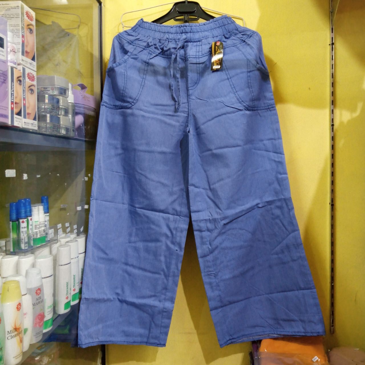 ini adalah Kulot Jeans Non Rawis, size: Long 87cm, material: Jeans washed, color: light blue, brand: Kulotjeanscepu, age_group: all ages, gender: female