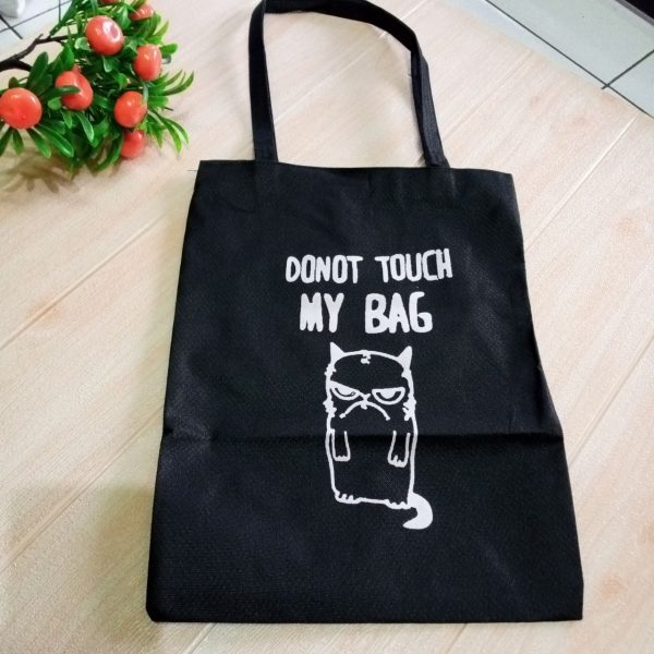 ini adalah Totebag Donot, size: 40cm x 35cm, material: canvas, color: black, brand: Totedtcepu, age_group: all ages, gender: female