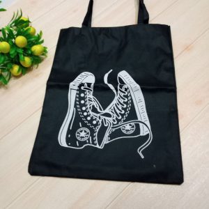 ini adalah Totebag Sepatu 2, size: 40cm x 35cm, material: canvas, color: black, brand: Totebagcepu, age_group: all ages, gender: female