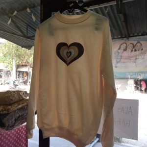 ini adalah Sweater Love Cream, size: LD 90cm, Panjang 60cm, material: Fleece, color: cream, brand: Jaketcepu, age_group: all ages, gender: unisex